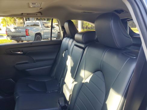 Used 2022 Toyota Highlander XLE image 14