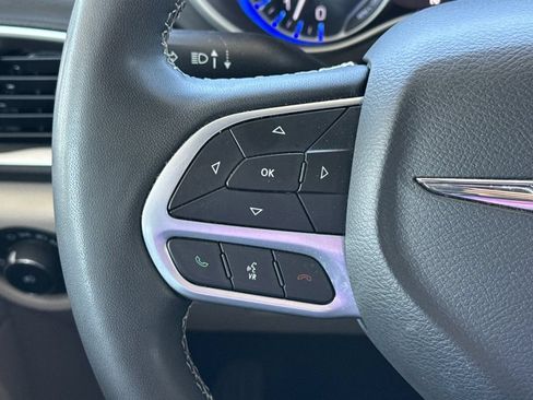 Used 2023 Chrysler Pacifica Touring-L FWD image 34