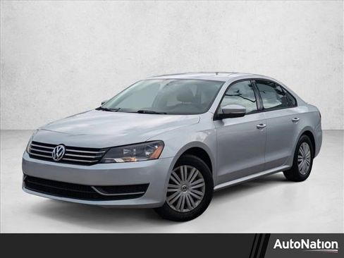 Used 2014 Volkswagen Passat S image 1