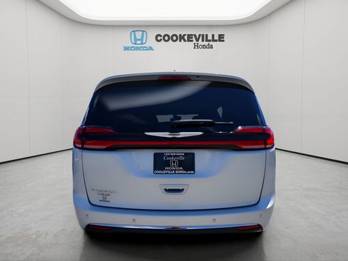 Used 2024 Chrysler Pacifica Touring-L FWD image 6