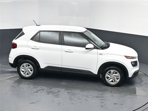 New 2025 Hyundai Venue SE image 7