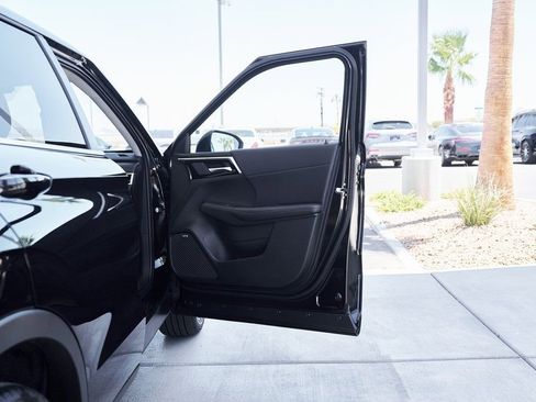 Used 2025 Mitsubishi Outlander SE image 11