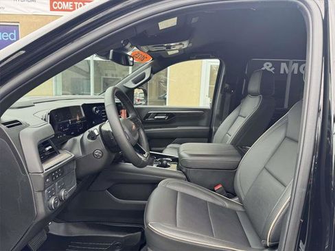 Used 2025 Chevrolet Suburban Premier image 18