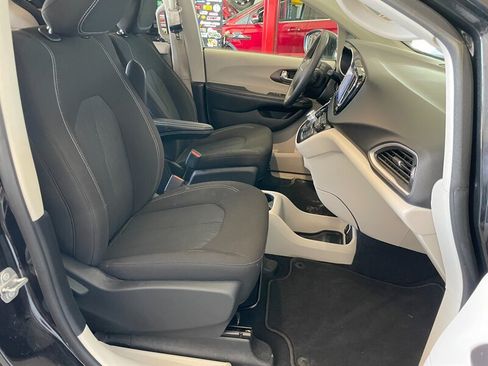 Used 2022 Chrysler Voyager LX FWD image 19