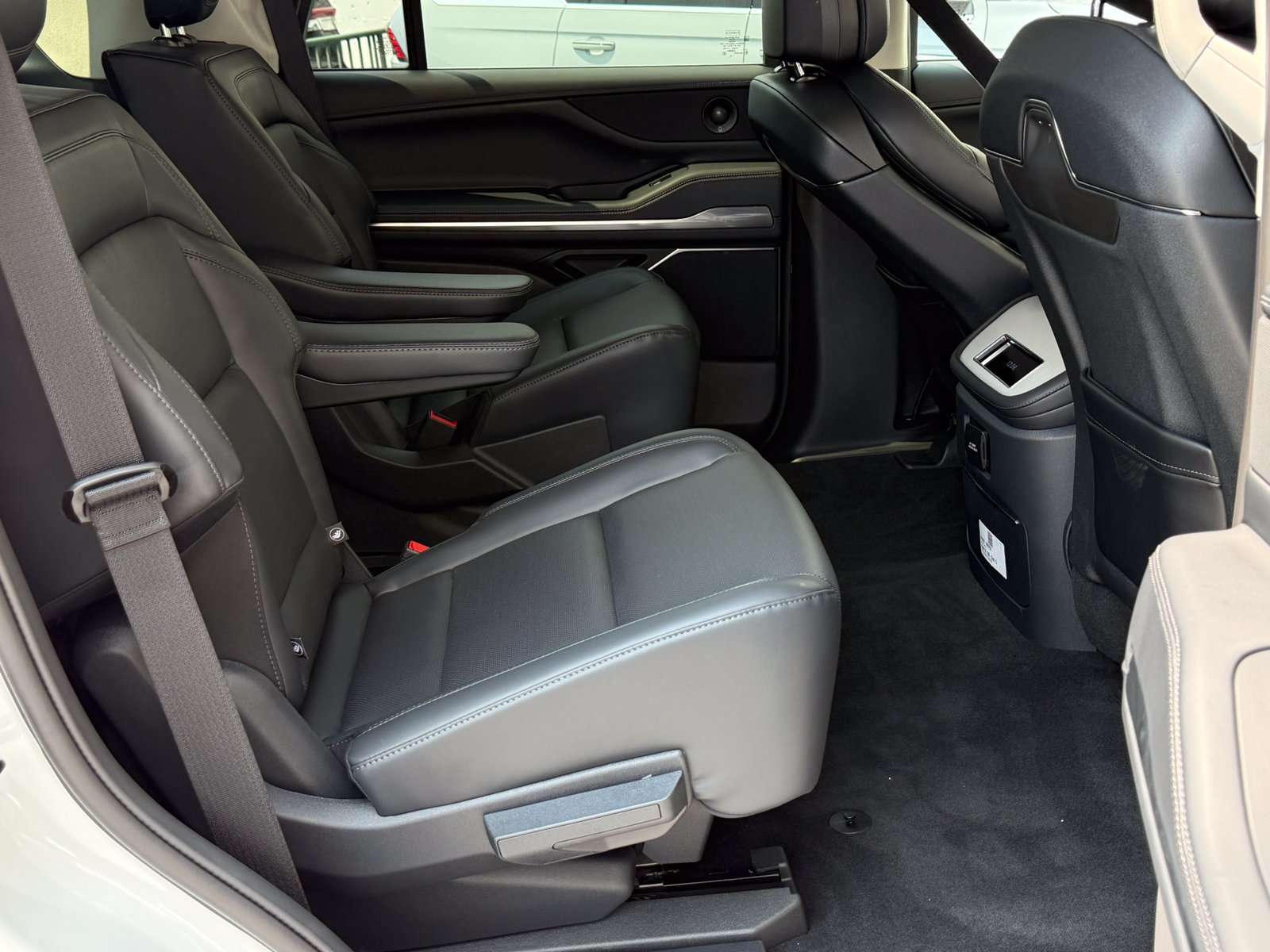 New 2027 Lincoln Navigator Premiere AWD/4WD image 15