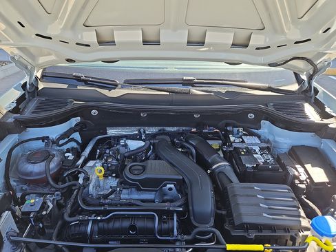 Used 2025 Volkswagen Taos SE AWD/4WD image 32