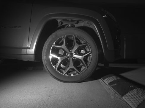 Used 2025 Jeep Compass Limited image 13