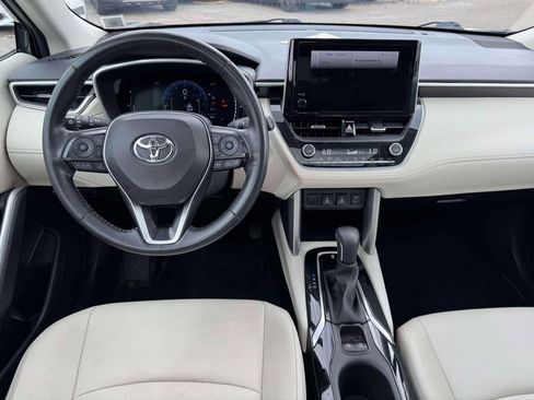 Used 2023 Toyota Corolla Cross XLE w/ Convenience Package image 17