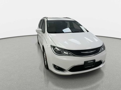 Used 2020 Chrysler Pacifica Touring-L FWD image 3