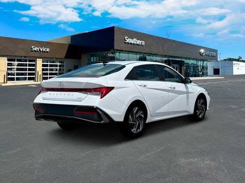 New 2025 Hyundai Elantra Limited image 8