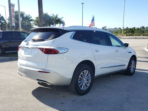 Used 2024 Buick Enclave Essence image 5