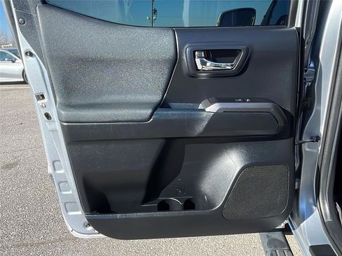 Used 2018 Toyota Tacoma TRD Off-Road image 17