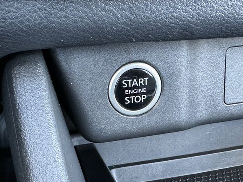 Used 2022 Nissan Rogue SV image 4