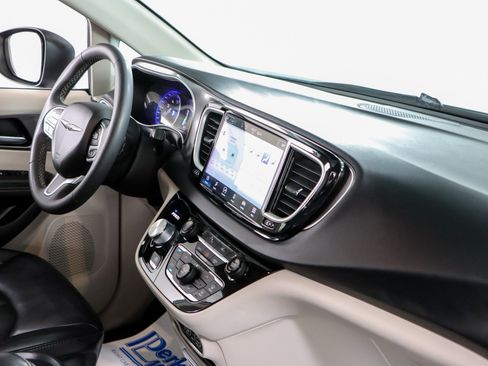 Used 2023 Chrysler Pacifica Touring-L FWD image 26