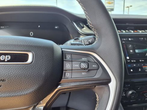 Used 2023 Jeep Grand Cherokee Laredo w/ Luxury Tech Group I AWD/4WD image 10