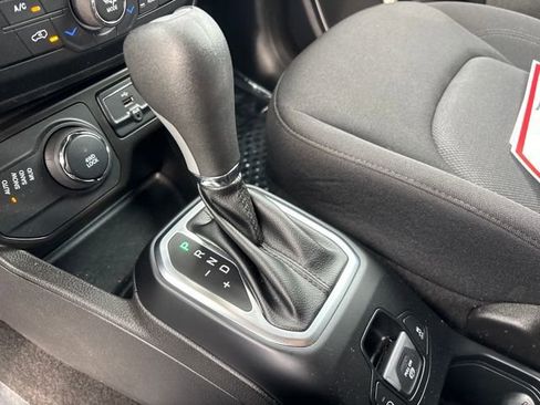 Used 2023 Jeep Renegade Latitude image 21