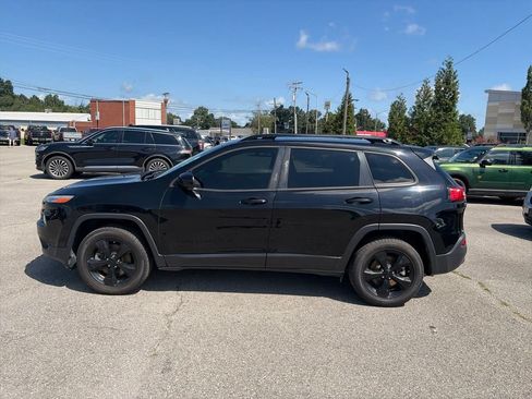 Used 2018 Jeep Cherokee Latitude w/ Altitude Package AWD/4WD image 3