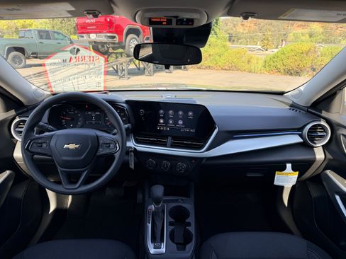 New 2026 Chevrolet Trax LS w/ LS Convenience Package FWD image 15