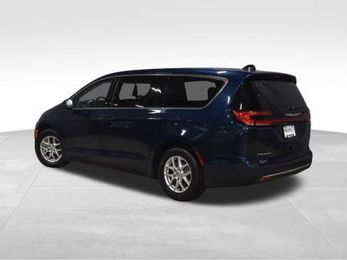 Used 2023 Chrysler Pacifica Touring-L FWD image 7