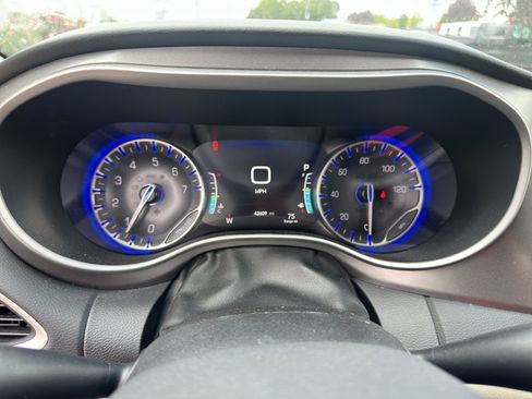 Used 2023 Chrysler Pacifica Touring-L FWD image 17