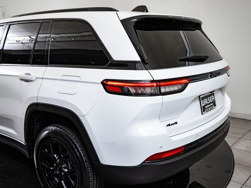 Used 2024 Jeep Grand Cherokee Altitude image 18