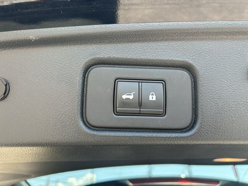 Used 2025 Nissan Pathfinder SL w/ SL Premium Package AWD/4WD image 9