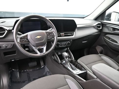 Used 2025 Chevrolet TrailBlazer LT w/ LT Cold Weather Package AWD/4WD image 12