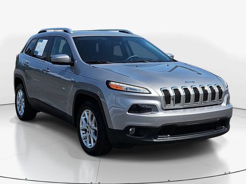 Used 2018 Jeep Cherokee Latitude Plus w/ Comfort/Convenience Group FWD image 3