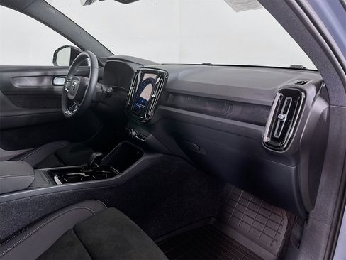 Used 2023 Volvo XC40 Recharge Plus image 29