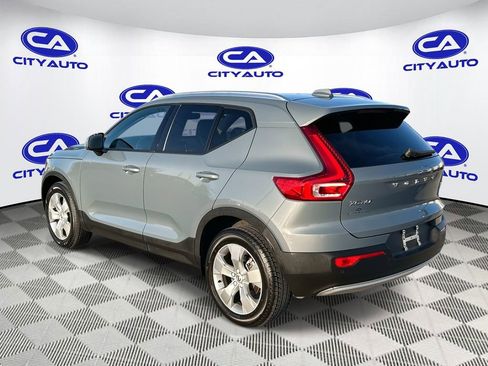 Used 2022 Volvo XC40 T5 Momentum image 6