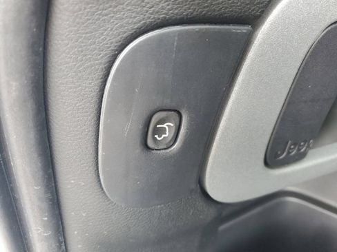 Used 2018 Jeep Cherokee Latitude Plus w/ Comfort/Convenience Group FWD image 29