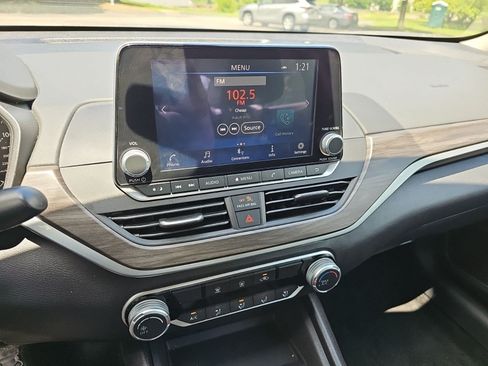 Used 2025 Nissan Altima 2.5 SV FWD image 23