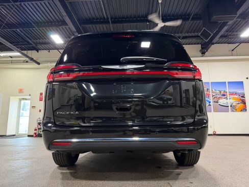 Used 2023 Chrysler Pacifica Touring-L FWD image 18