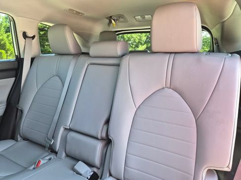 Used 2024 Toyota Highlander XLE AWD/4WD image 29
