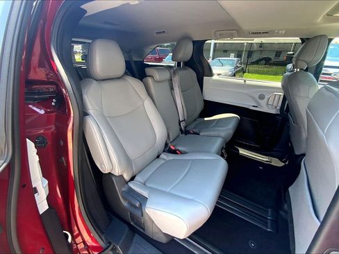 Used 2025 Toyota Sienna XLE FWD image 32