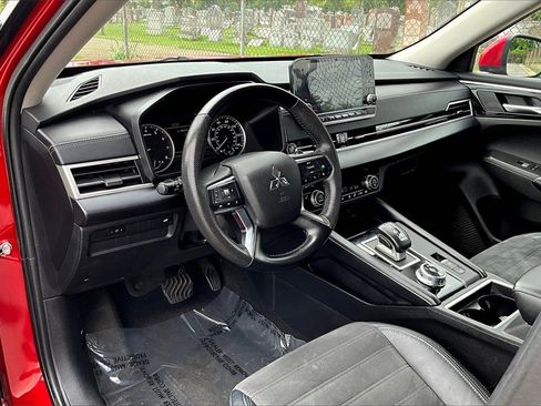 Used 2023 Mitsubishi Outlander SE image 13