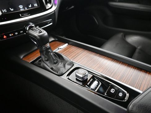 Used 2020 Volvo V60 T5 Cross Country image 16