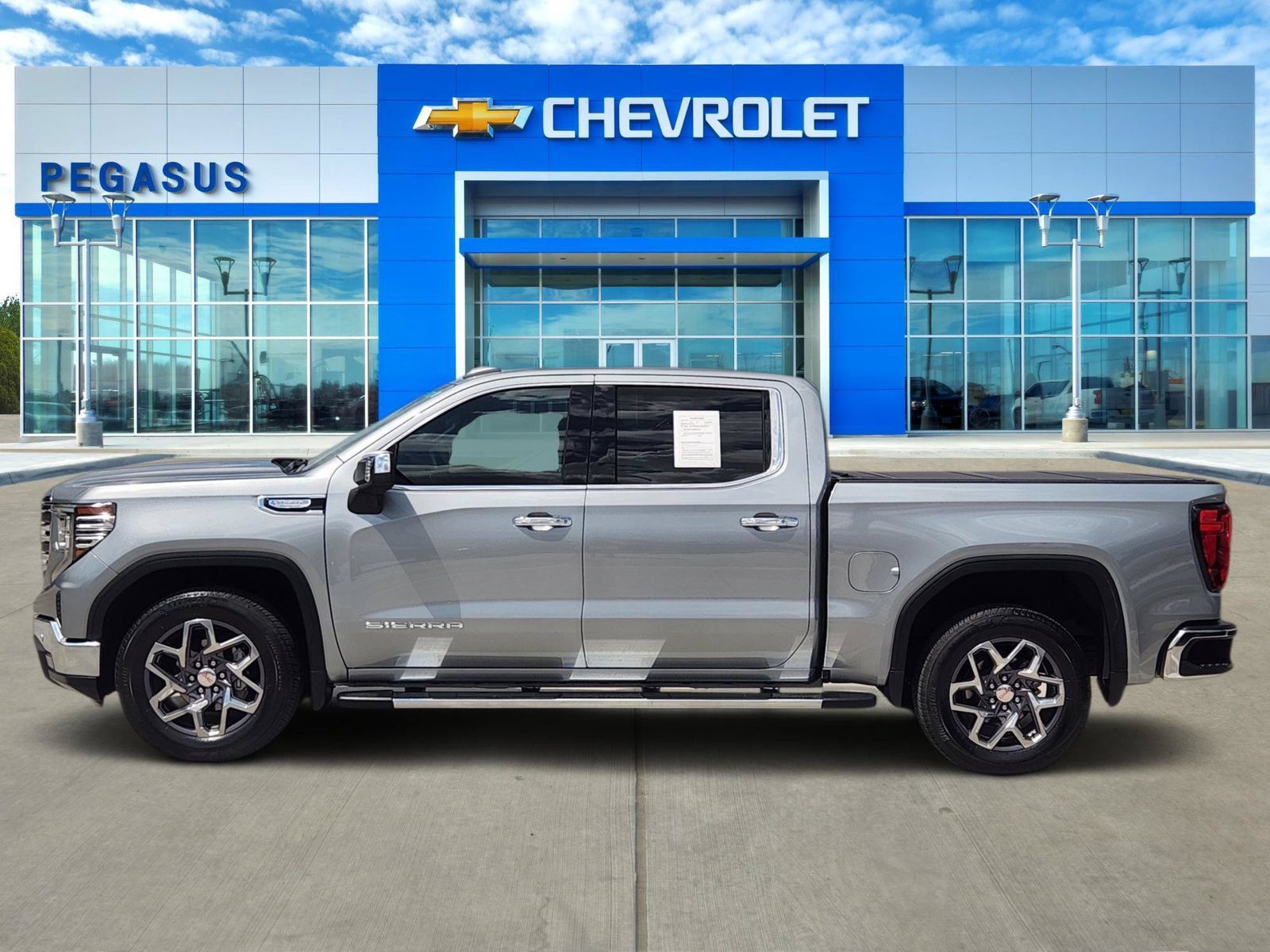 Certified 2025 GMC Sierra 1500 SLT RWD image 3