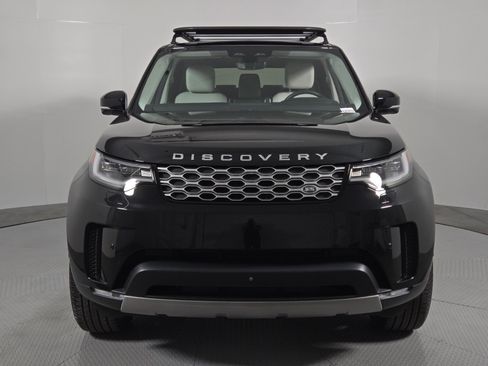 Used 2025 Land Rover Discovery S image 8