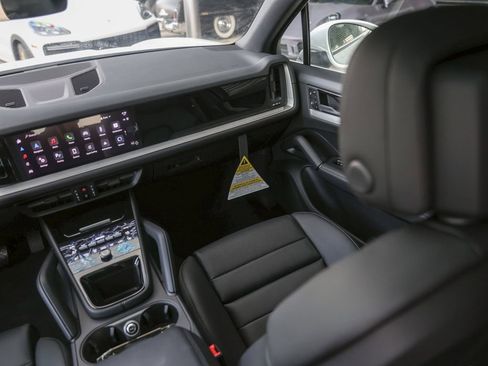 New 2025 Porsche Cayenne image 33