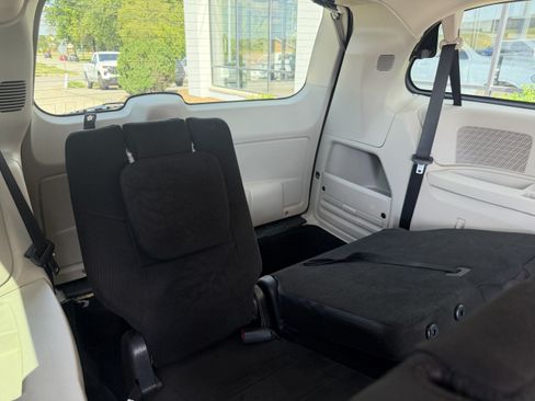 Used 2012 Chrysler Town & Country Touring w/ Entertainment Group #1 FWD image 26