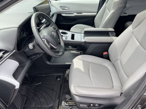 Certified 2025 Toyota Sienna XLE FWD image 22