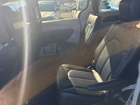 Used 2023 Chrysler Pacifica Touring-L w/ Uconnect Theater Family Group image 27