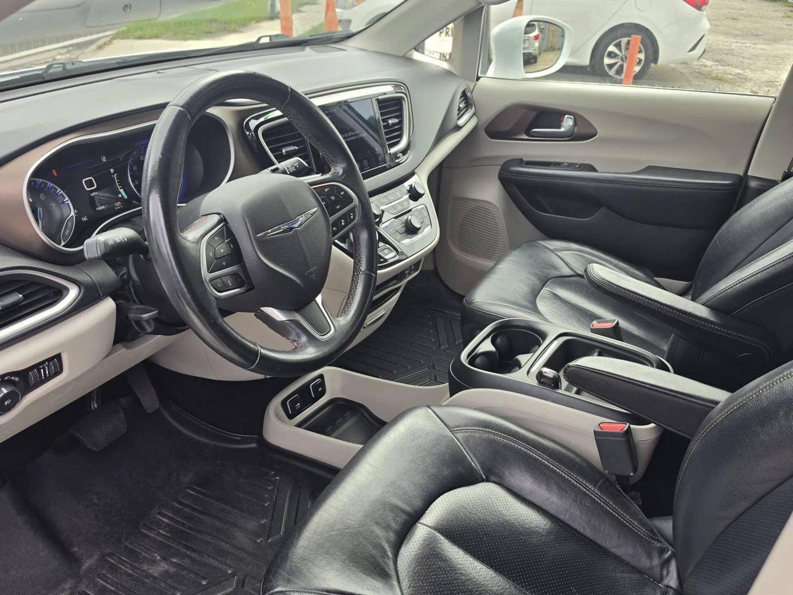 Used 2018 Chrysler Pacifica Touring-L w/ Advanced Safetytec Group FWD image 7