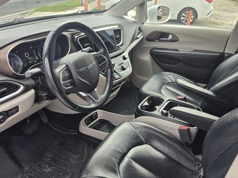 Used 2018 Chrysler Pacifica Touring-L w/ Advanced Safetytec Group FWD image 7