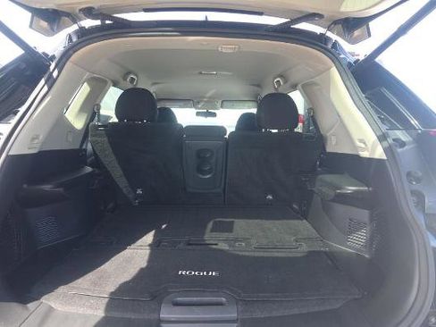 Used 2018 Nissan Rogue SV image 6