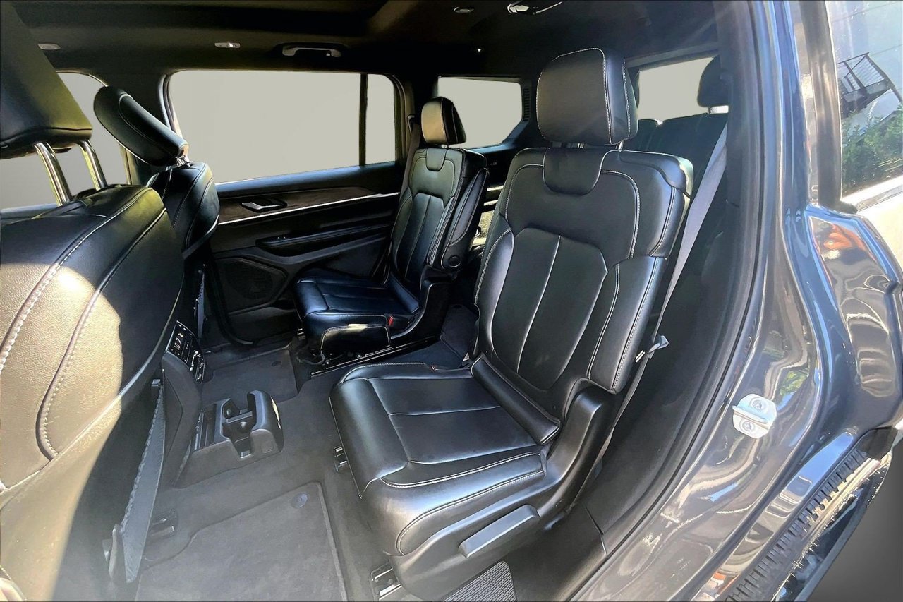 Used 2025 Jeep Grand Cherokee L Limited w/ Black Appearance Package AWD/4WD image 21