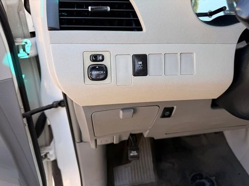 Used 2014 Toyota Sienna LE image 21