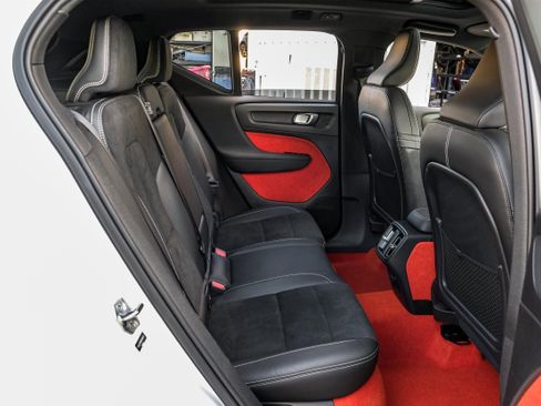 Used 2021 Volvo XC40 T4 R-Design image 38