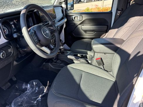 Used 2025 Jeep Wrangler Willys image 12